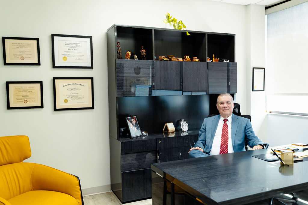 Abogado principal de Acosta Law Firm en su escritorio